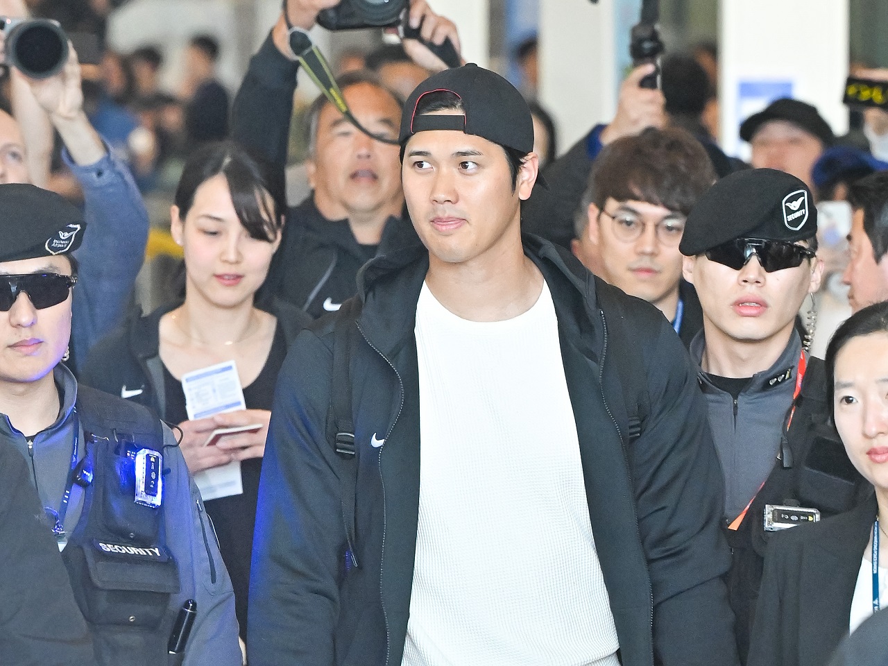 “大谷翔平の妻”も同伴、選手団への生卵投げつけ事件にドジャース球団は「処罰の意思ない」
