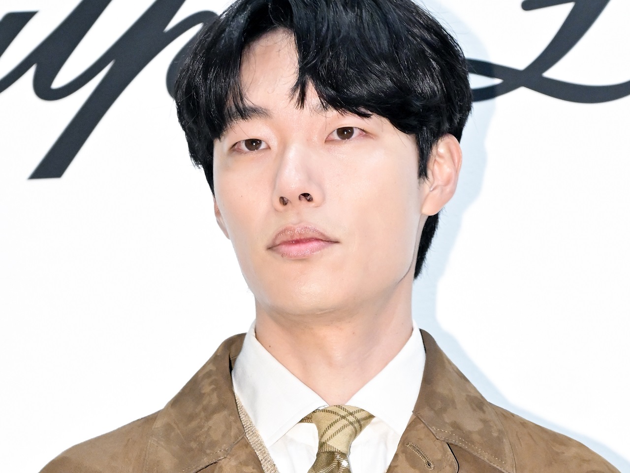 恋人や事務所の後ろに隠れる「卑怯な男」と呼ばれ…“疑惑”に沈黙を守り続けるリュ・ジュンヨルは罪か