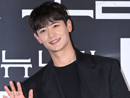 トラックデモまで…ファンがSHINee・ミンホの日本の番組への出演を反対し、所属事務所が公式立場発表