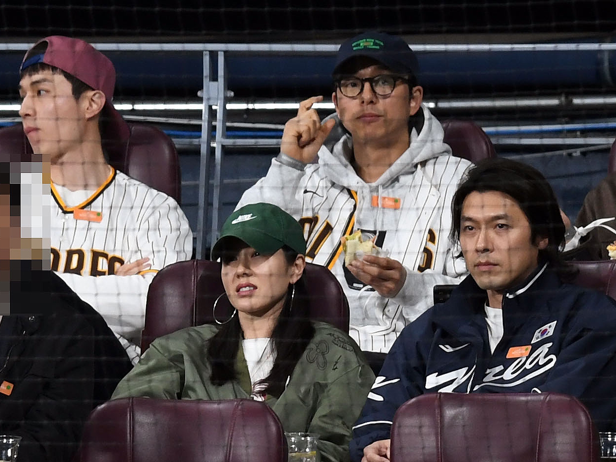 【写真】「大谷翔平、生観戦」『愛の不時着』ヒョンビン＆ソン・イェジン夫婦と『トッケビ』俳優2人の姿が話題