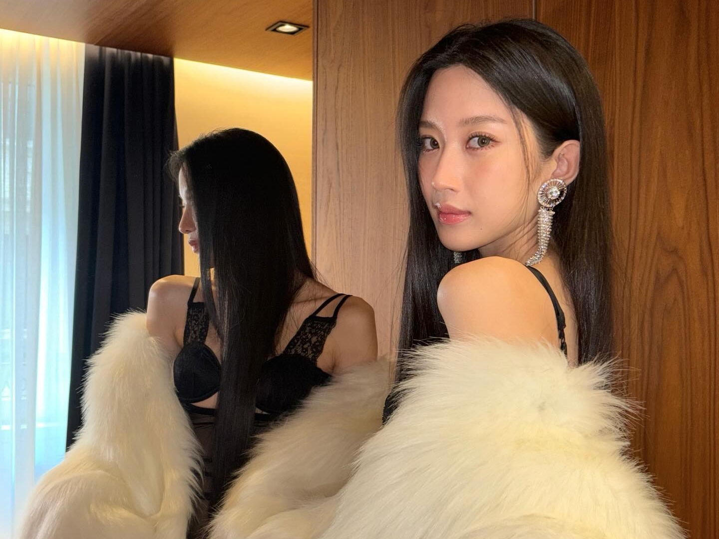 “女神降臨”そのもの…果敢な衣装で話題さらった女優ムン・ガヨンのミラノファンションウィーク舞台裏