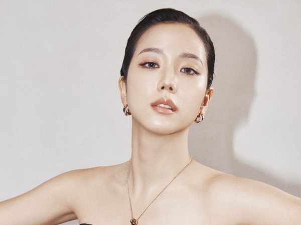 グッと大人びた色香…BLACKPINK・ジス、チューブトップドレスで見せた優雅な姿【PHOTO】