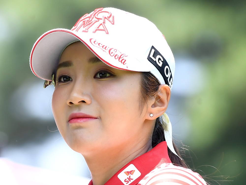 美脚＆美スタイルに釘付け…女子ゴルファーのイ・ボミ、ニット×ミニスカ姿に「ぴったり！」の声【PHOTO】