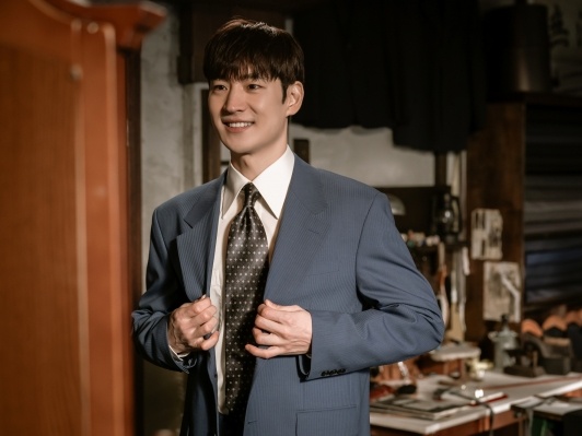 昭和臭さもなぜかしっくり…俳優イ・ジェフン、新ドラマ『捜査班長1958』のスチールカットを公開！