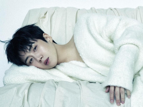 俳優キム・ソンホ、海外ファッション誌の表紙を飾る！“魅惑のキス顔”ショットに注目【PHOTO】