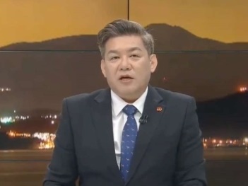 キャスターが“飲酒状態”で生放送出演？韓国地方ニュース番組に批判殺到…人の名前も発音できず