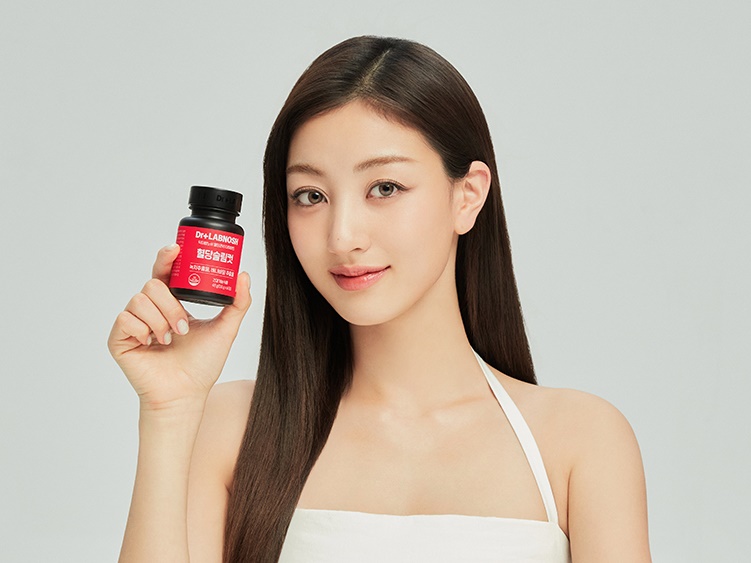 TWICE・ジヒョ、五輪選手との熱愛伏線か…ビビンパ爆食いにアイスホッケー姿まで公開