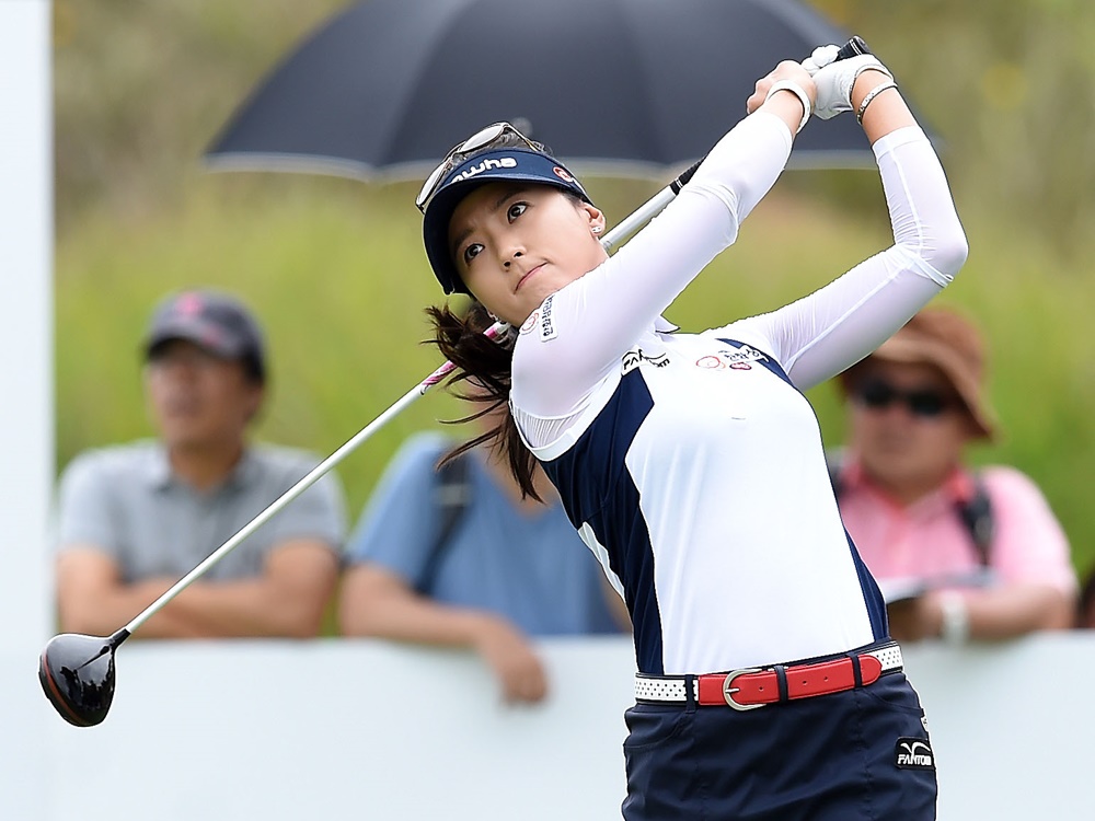 現役さながらの美脚に惚れ惚れ…韓国の37歳女子ゴルファー、高身長が映えるミニスカ姿に反響【PHOTO】