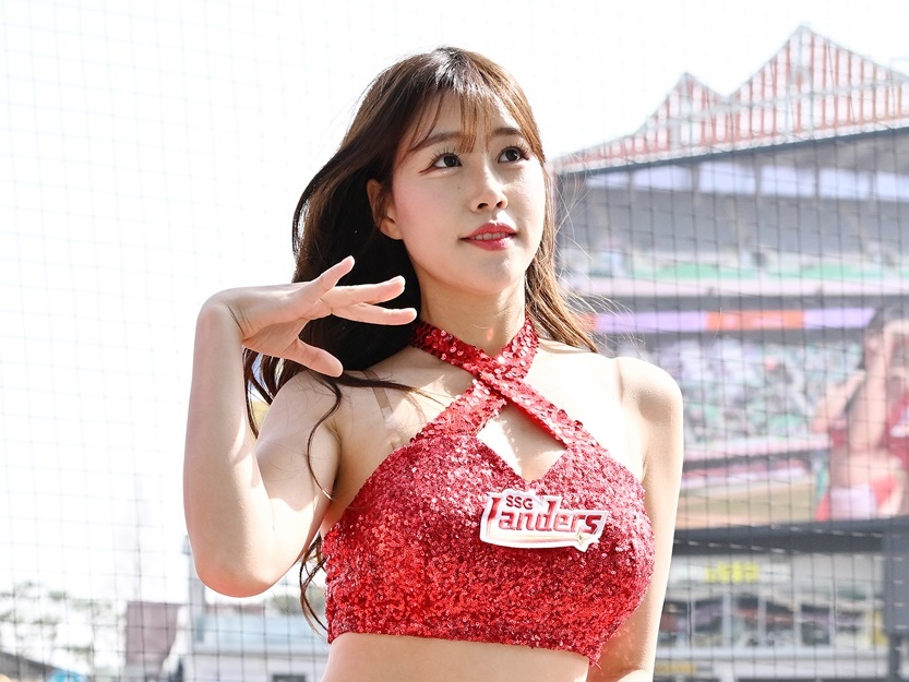【写真】韓国チアのキム・ドア、制服衣装の“お座りピースSHOT”に絶賛続々「素晴らしい」