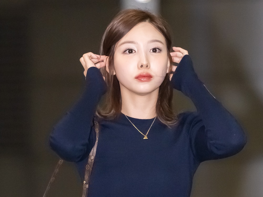 後ろはひも!?TWICE・ナヨン、ほぼ“バックレス”の夏服から美背中があらわに「妖艶だ…」【PHOTO】