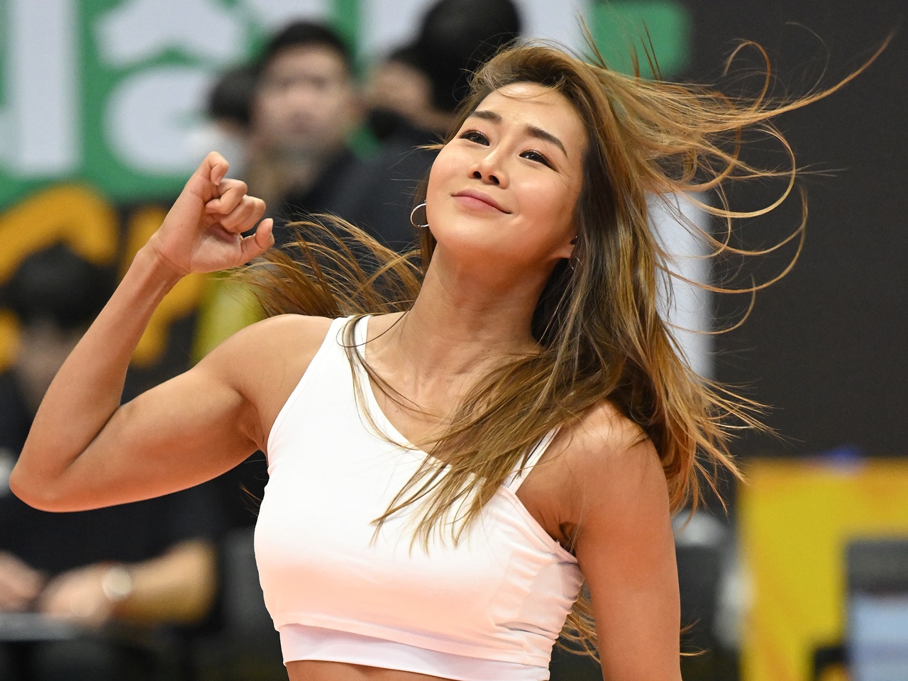 小麦色の美脚にウットリ…韓国プロ野球チア、40歳とは思えないプロポーション「び、美魔女だ！」【PHOTO】