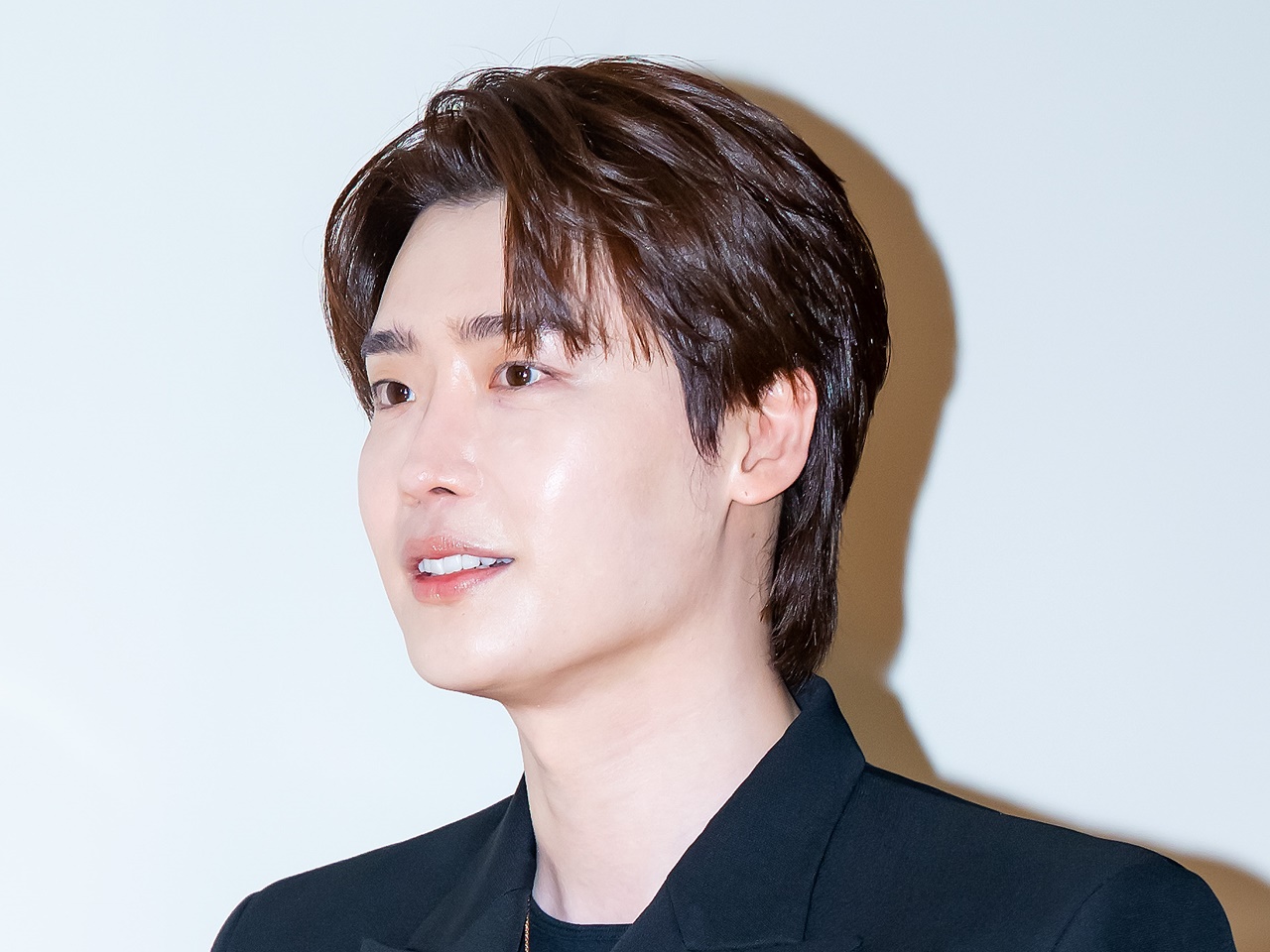 歌手IUと交際中の俳優イ・ジョンソク、“眼福”のはだけシャツSHOT…「大好きです」とファン悩殺【PHOTO】