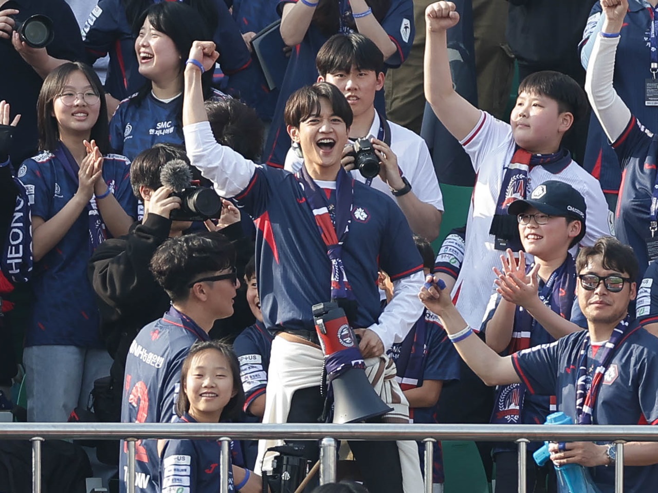 K-POPスターが韓国2部でコールリーダー!? SHINee・ミンホ、父監督のチーム応援でサポ熱狂