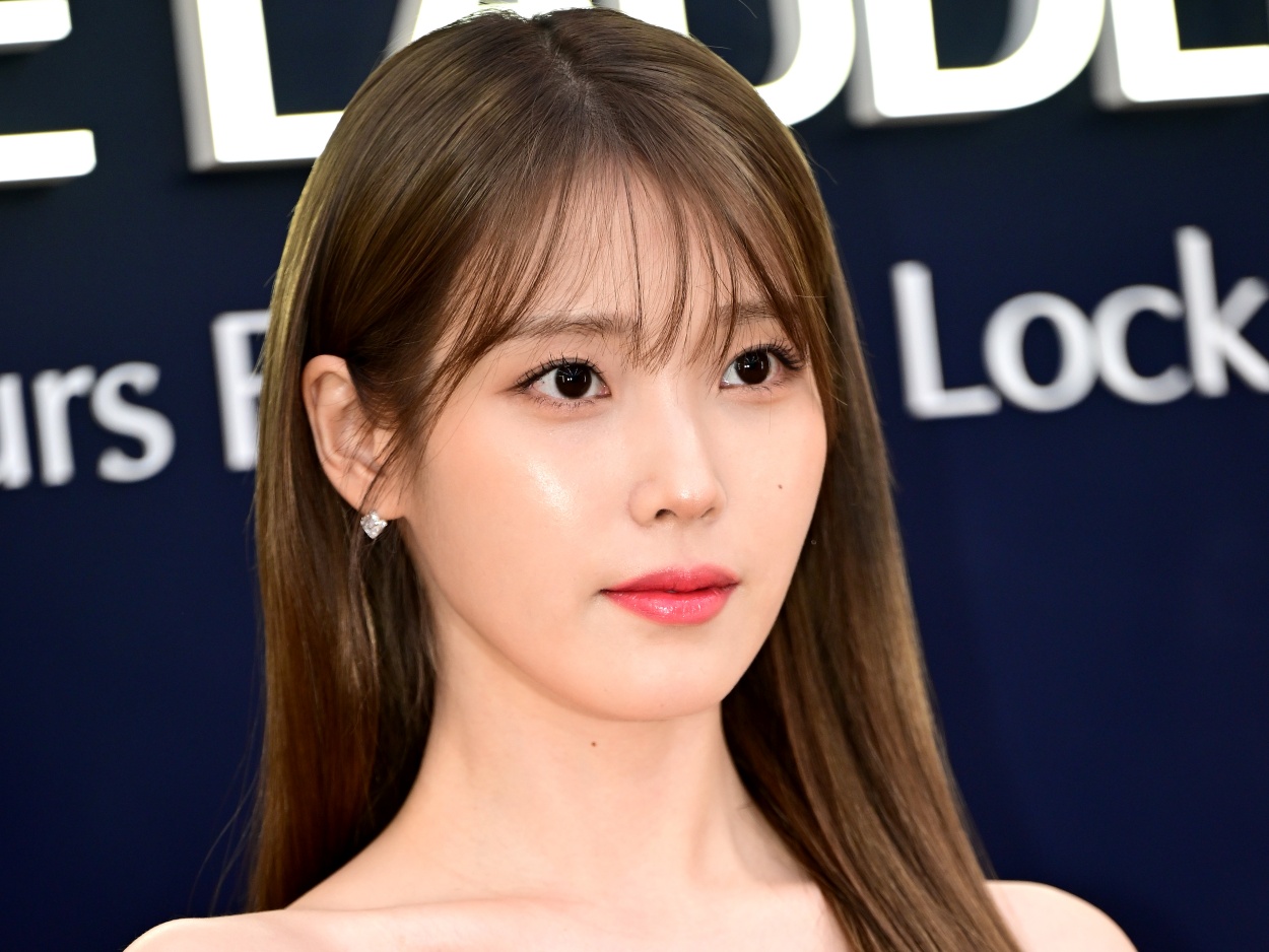 IU、スキーター症候群を告白…ユーチューブで病状を明かす「皮膚が死んだところがある」