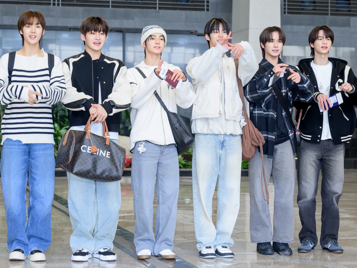“SEVENTEENの弟分”TWS、日本に出国！空港ファッションも初々しくて可愛いと話題に【独自写真】