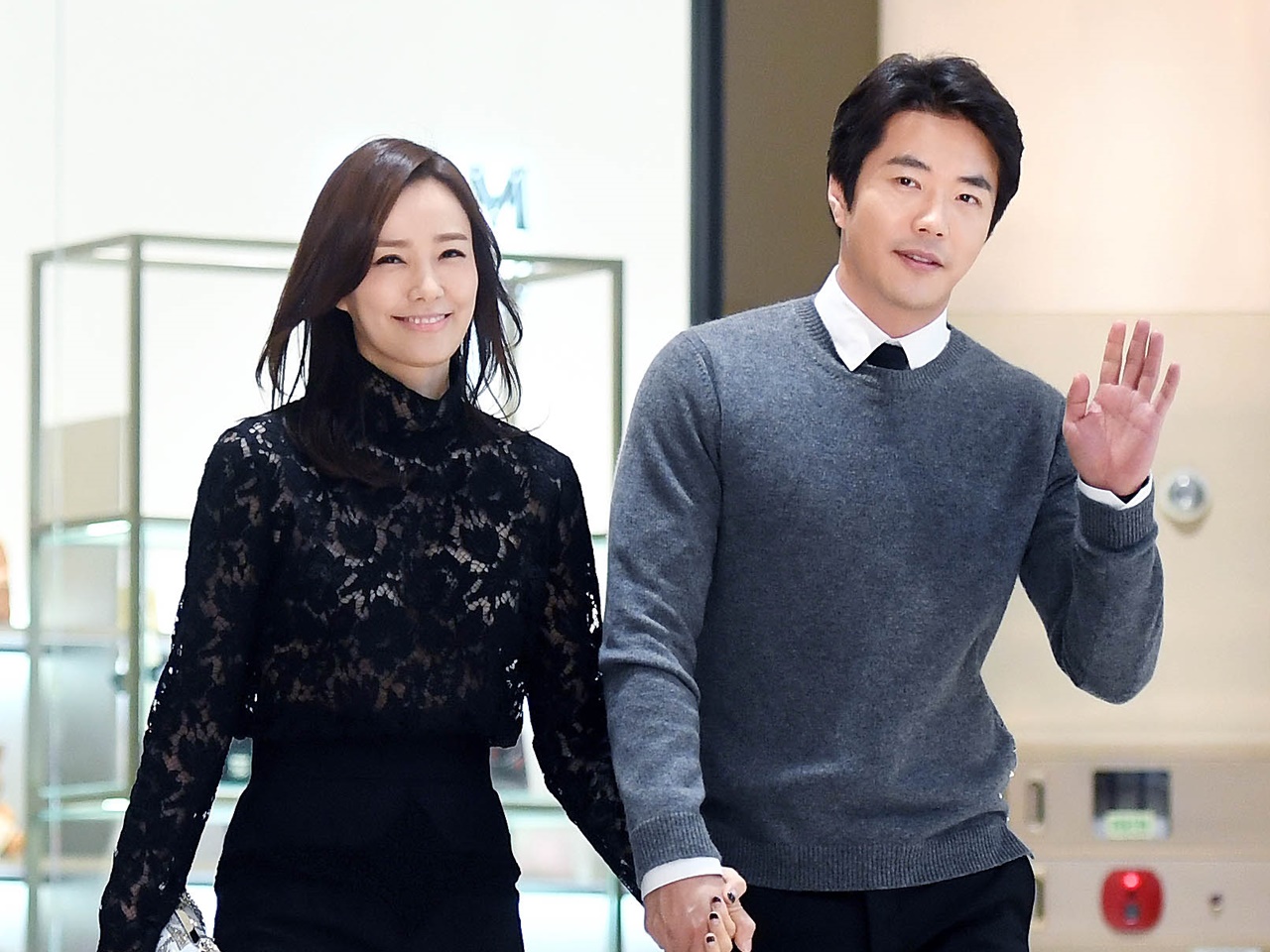 クォン・サンウの美人奥様ソン・テヨン、満開の桜にも負けない“不変の美貌”に「スリムで綺麗」の声【PHOTO】