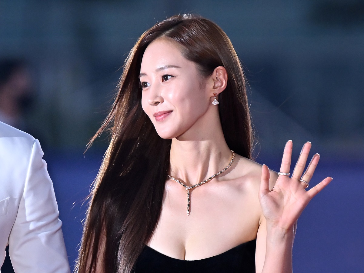 【写真】背中、脇腹、胸元まで!? 少女時代・ユリ、上半身が異様に“生地少なめ”の大胆ドレス