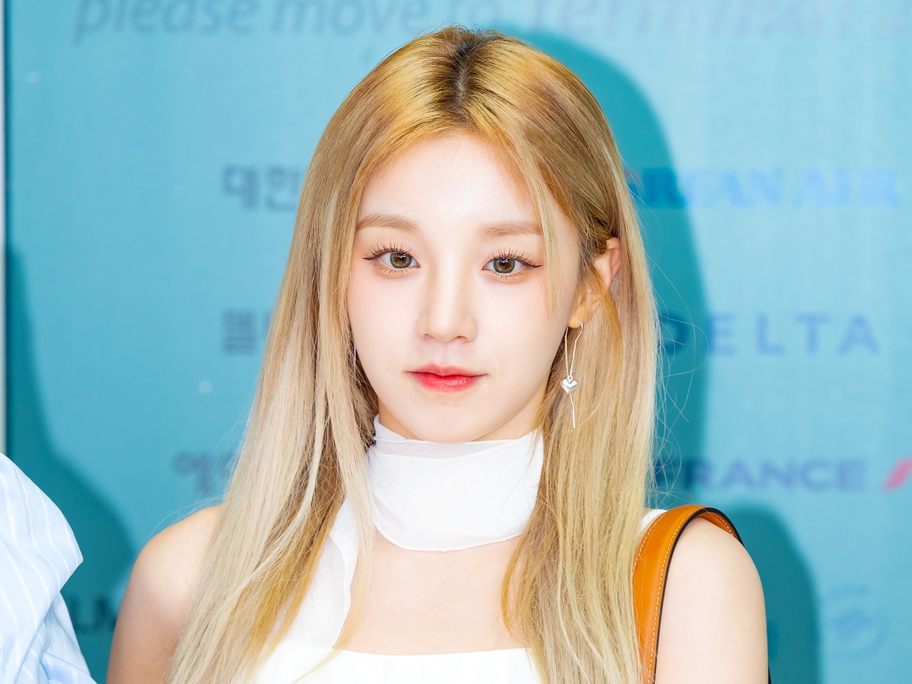 露出の多さも忘れるスタイルの良さ…(G)I-DLE・ウギ、“大胆衣装”で登場！「沼落ち確定」【PHOTO】