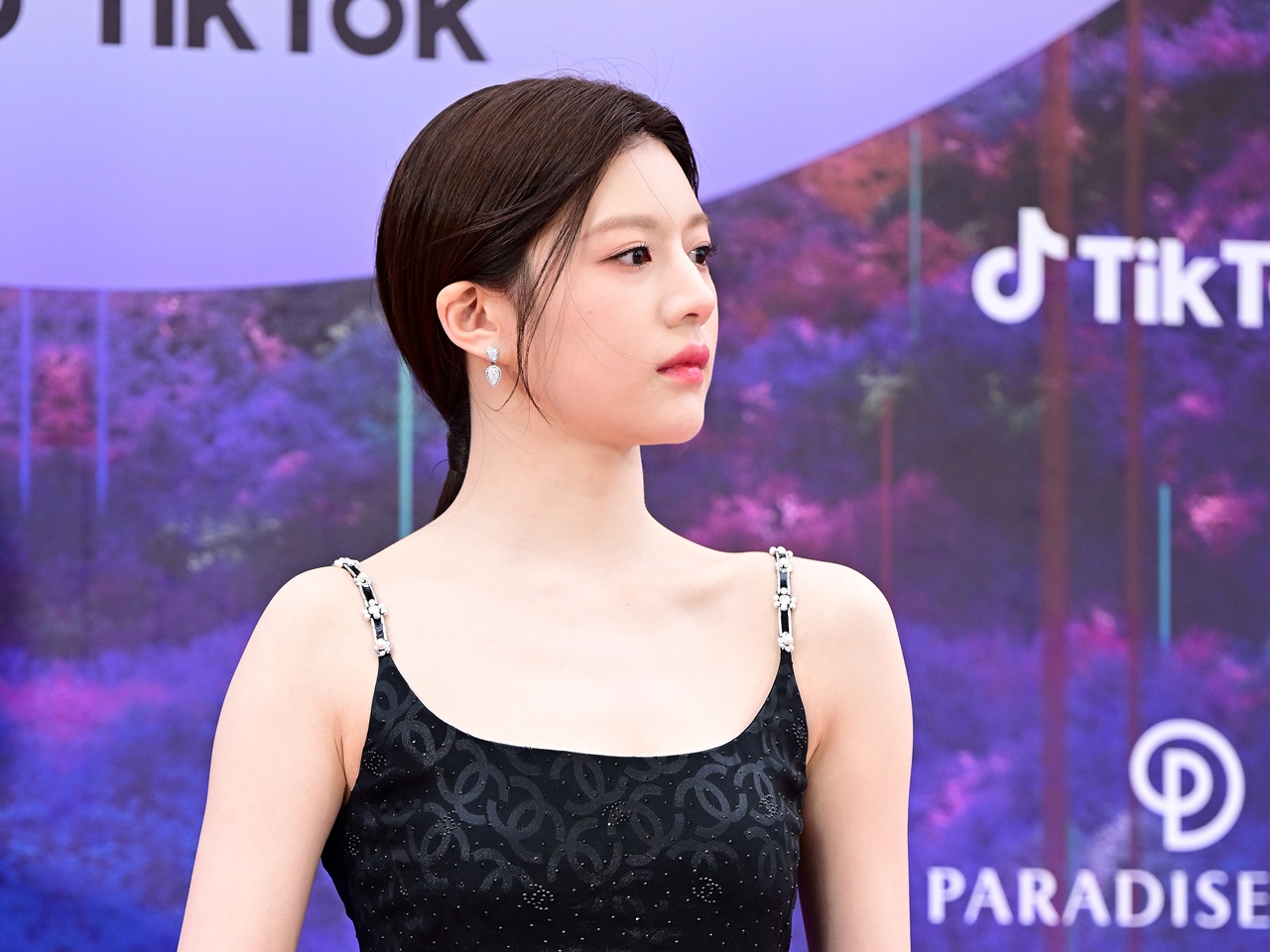 【写真】引き締まったくびれも…女優コ・ユンジョン、Tシャツから“へそチラ”のスポーティSHOT