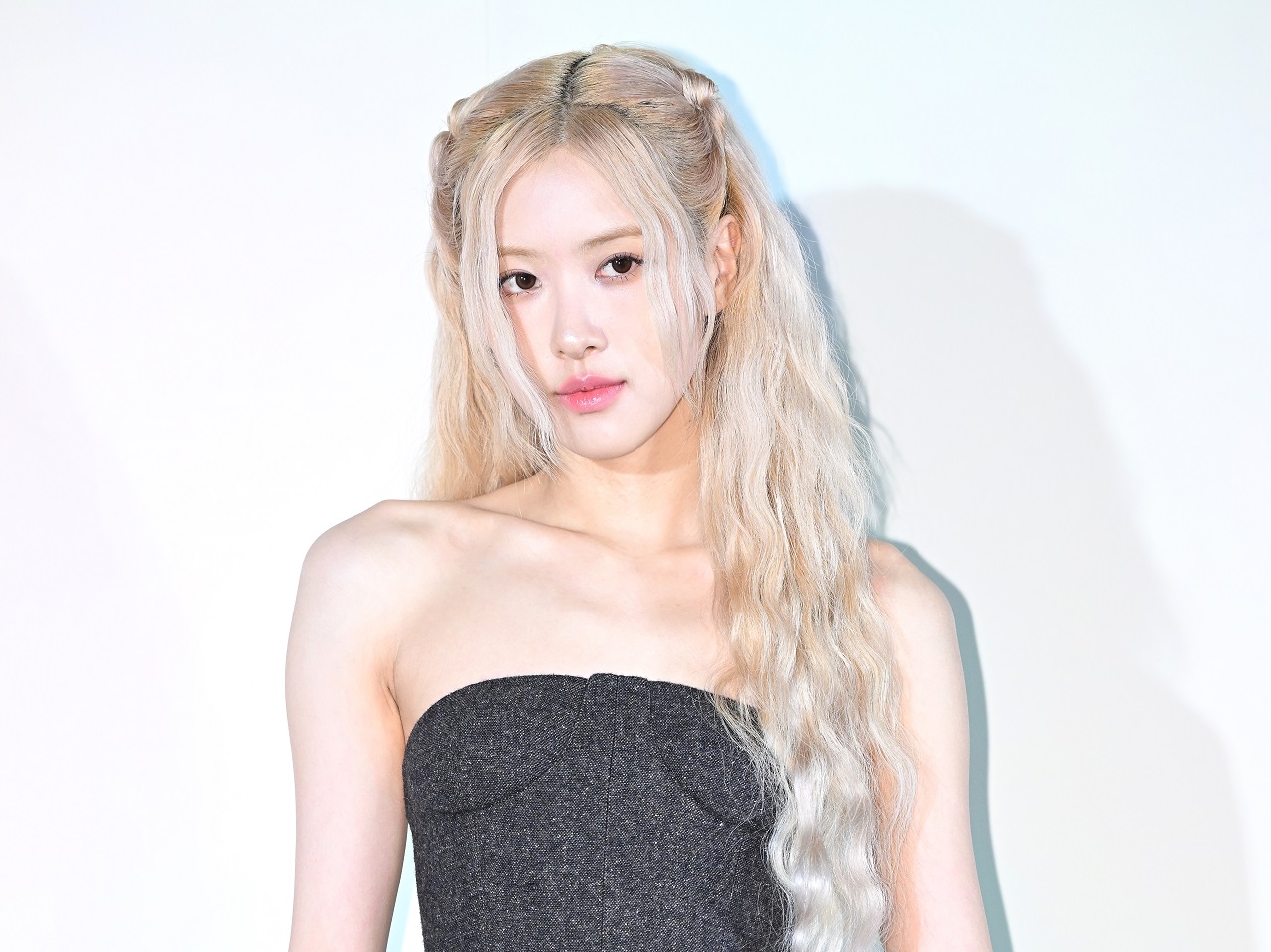 BLACKPINK・ ロゼがスポーティールックに変身！フェミニンな美しさを披露【PHOTO】