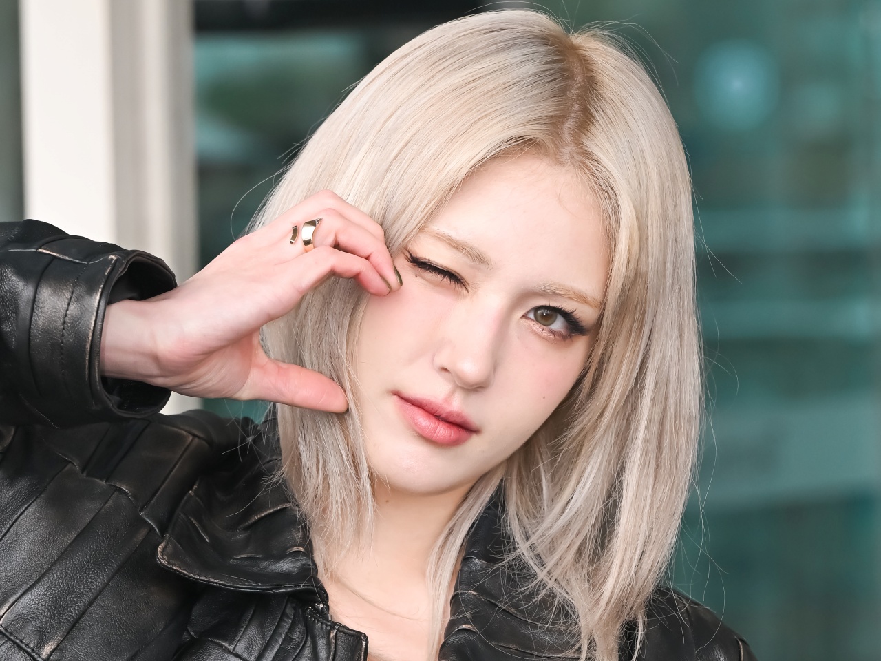 “肋骨浮き出る”姿に心配も…韓国の「元祖ハーフ美女アイドル」、ハリウッド女優級のビジュで圧倒！【PHOTO】