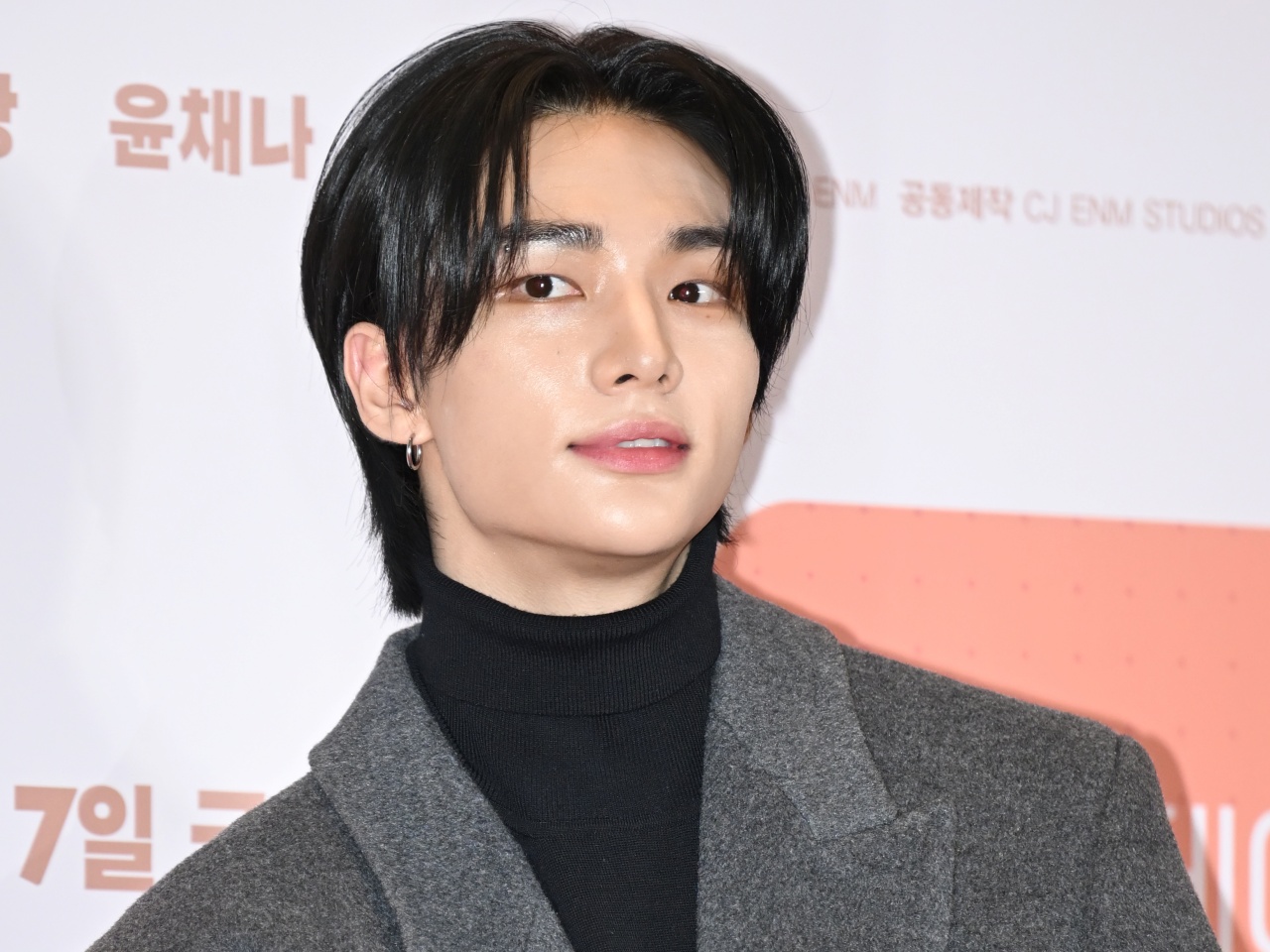 Stray Kids・ヒョンジン、ぼんやりとした目つきから放たれる色気…インタビューでは“ファン愛”がダダ漏れ【PHOTO】