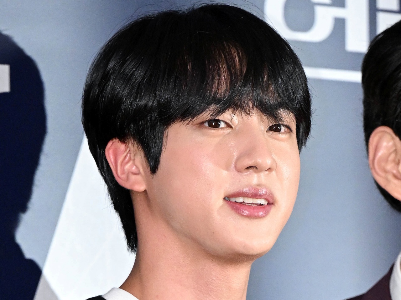 兵終えるBTSのJIN、復帰第一弾は1000人ハグ会などARMYとともに!