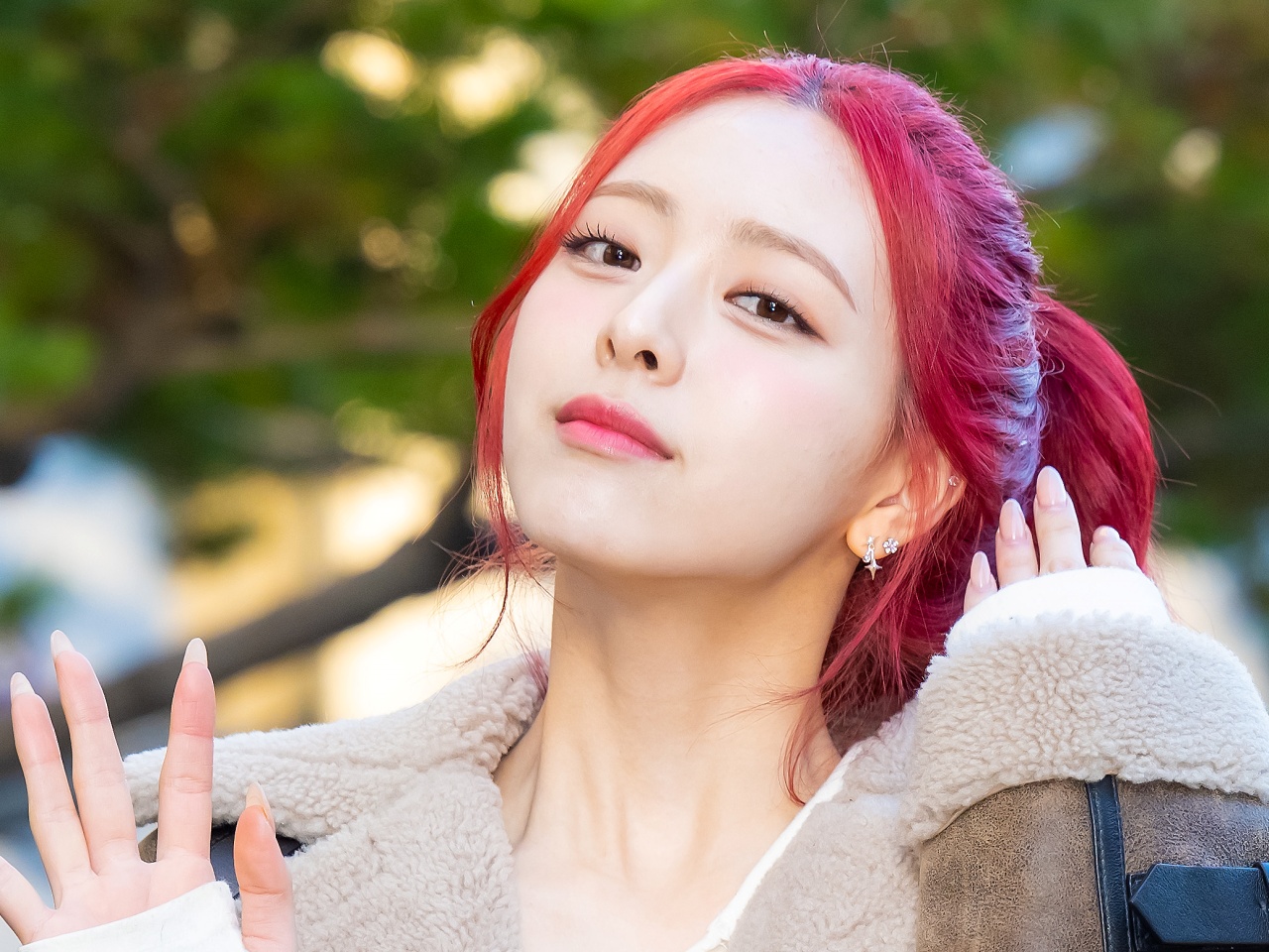 「スタイル、バグリ散らかしてる」ITZY・ユナ、シャツを捲り上げて自慢の“クビレ”を披露【PHOTO】