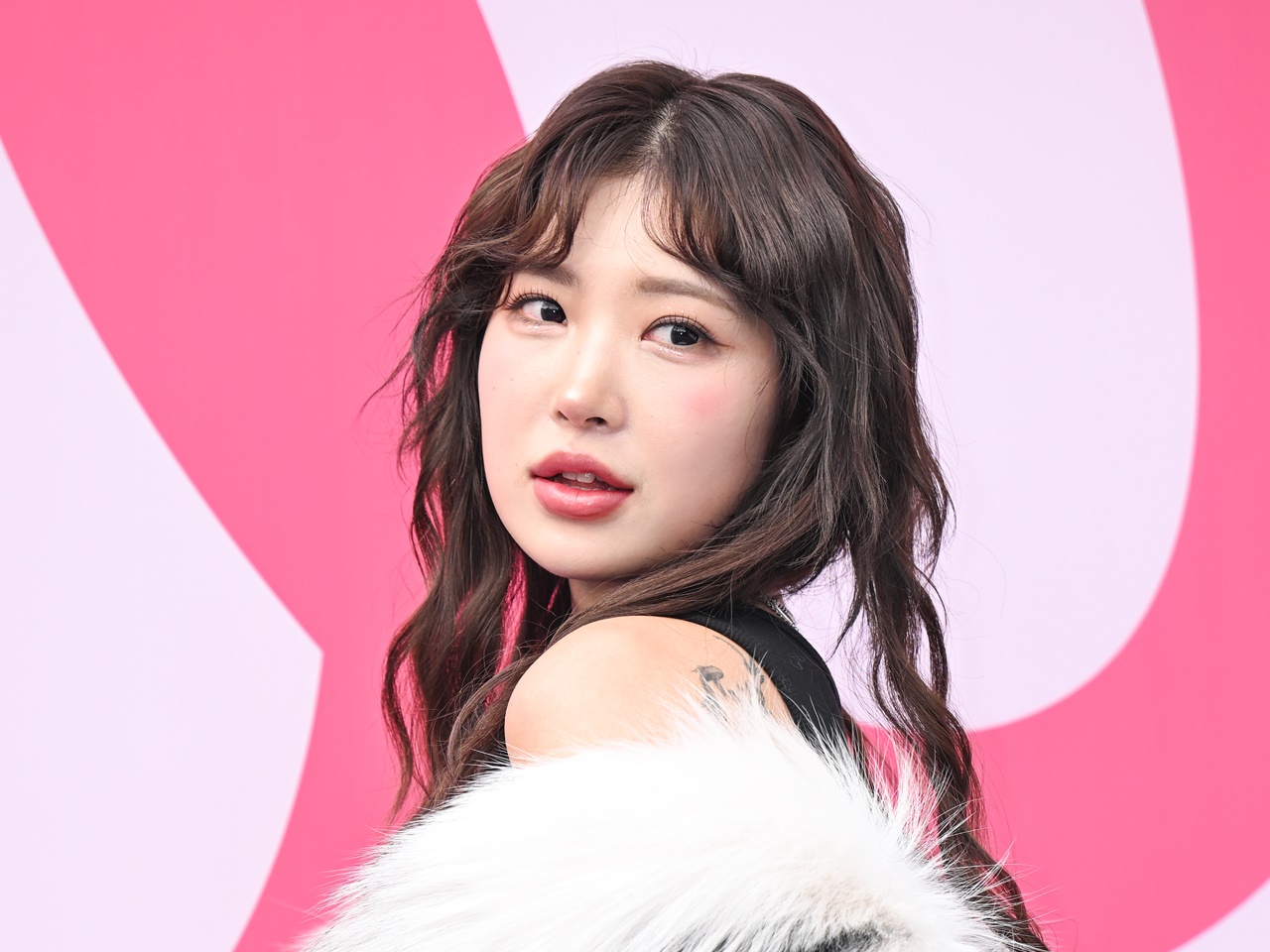 【写真】元巨人投手の父と韓国トップ女優の母を幼い頃に失った“悲劇の娘”、ウエディングドレスで「美背中」解放