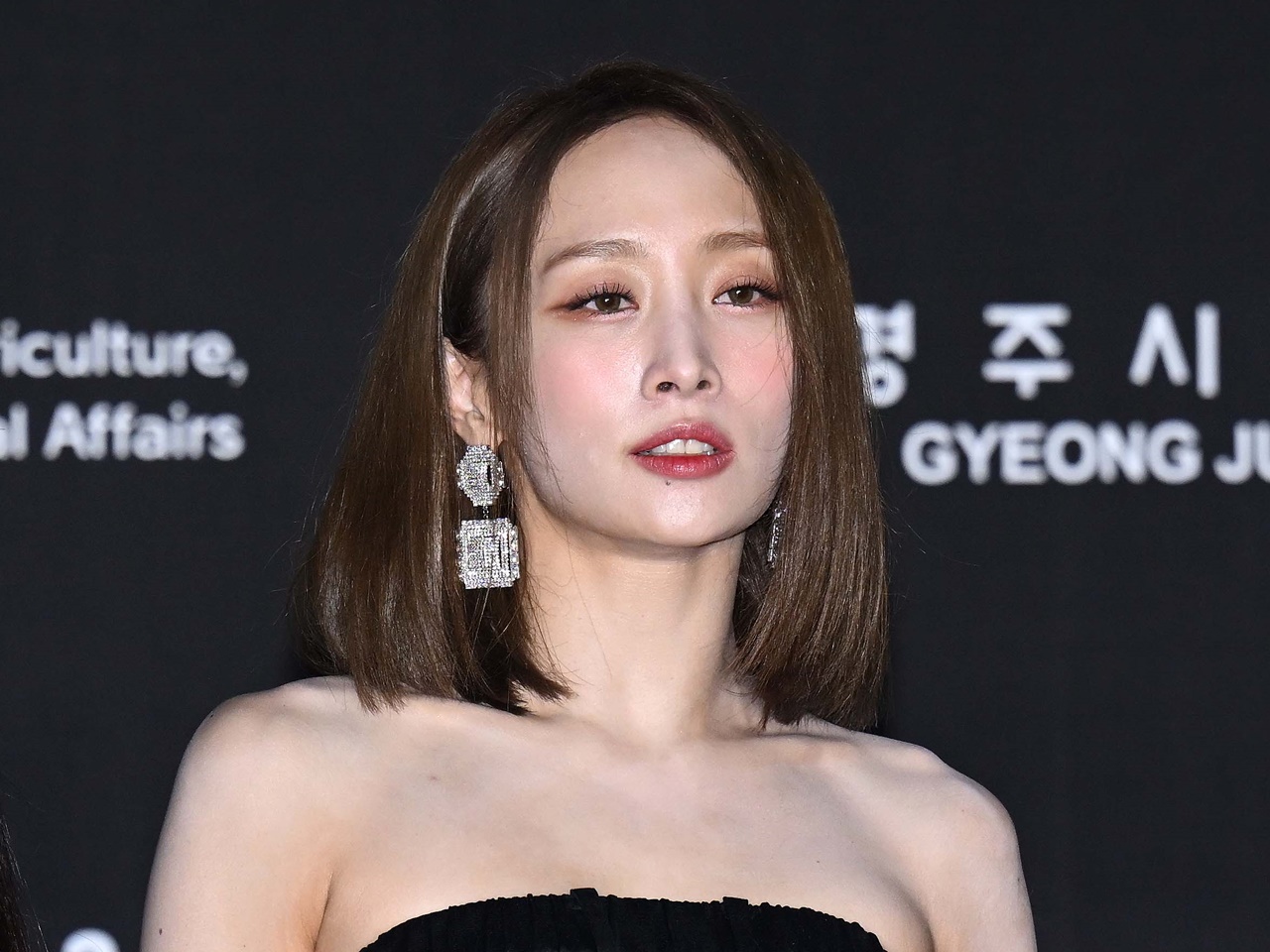 KARA・ニコル、胸元開いた衣装で際立つボリューム感！肩のタトゥーも堂々公開「美しすぎる」【PHOTO】