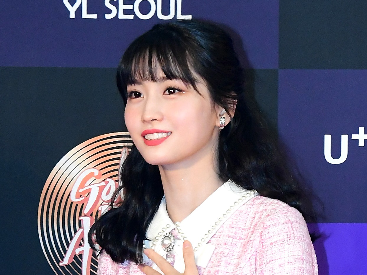 TWICE・モモ、“超ミニ丈”ピンク色ワンピースでファンを虜に「リアルバービー」「可愛すぎ！」【PHOTO】