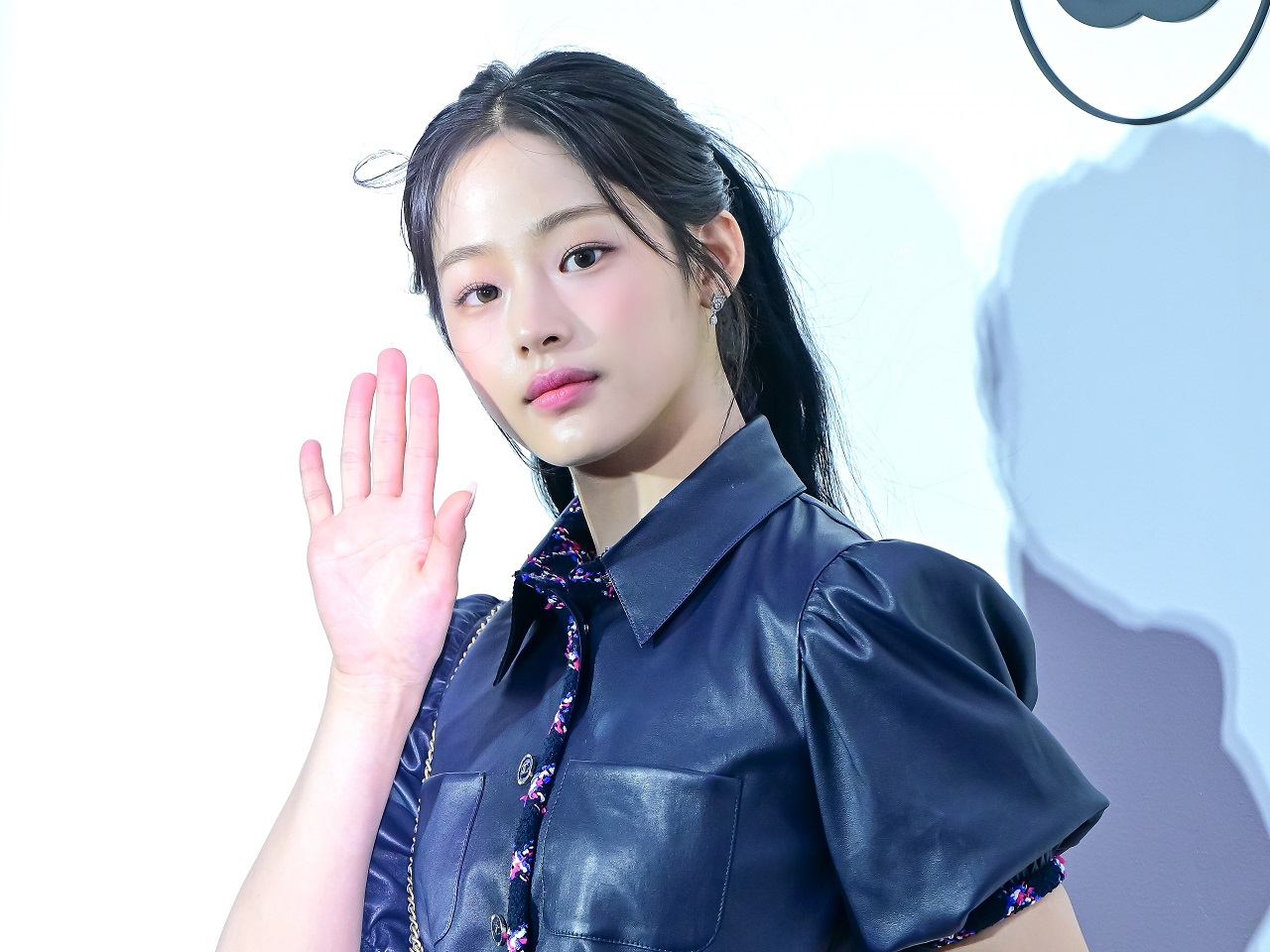 【写真】NewJeans・ミンジ、笑顔が消えた…HYBEとミン・ヒジン代表の激しい葛藤のなかでイベント参加