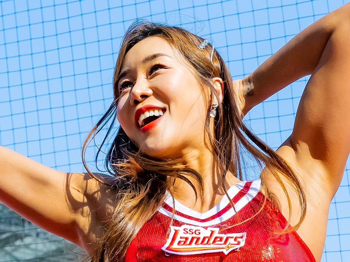 韓国プロ野球の39歳“長寿チア”、大きめTシャツ姿のパーフェクト・スタイル！ファンの絶賛続々【PHOTO】