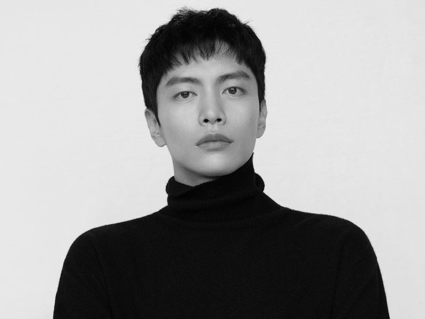 俳優イ・ミンギ、ジェンダーレスファッションの着こなしも完璧！役者人生20年で一番好きな台詞は？【PHOTO】