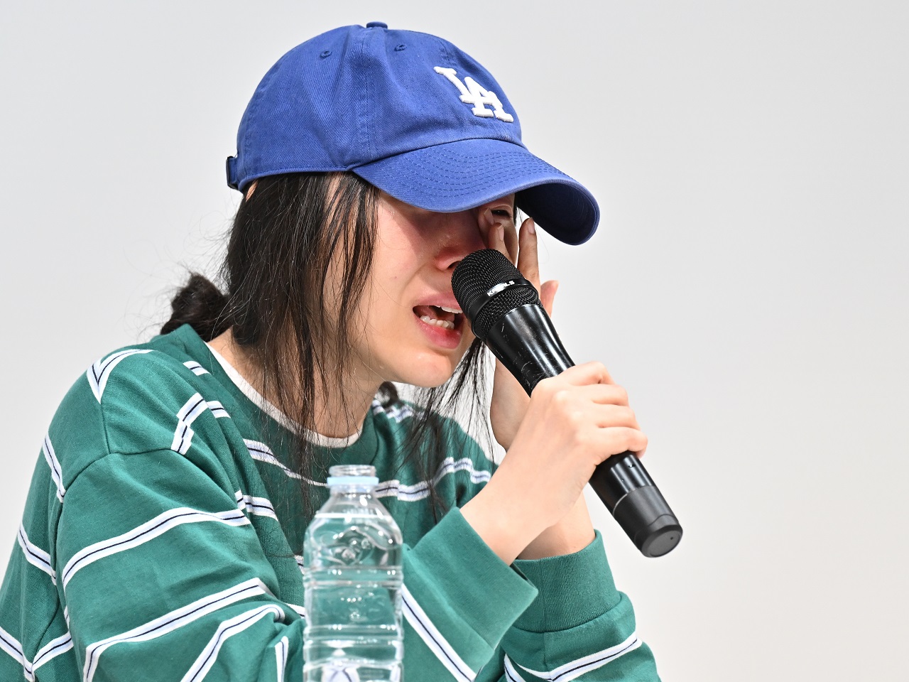 「私はすでに魔女になった」“NewJeansの母親”ミン・ヒジン代表、涙と愛と憤怒の緊急記者会見