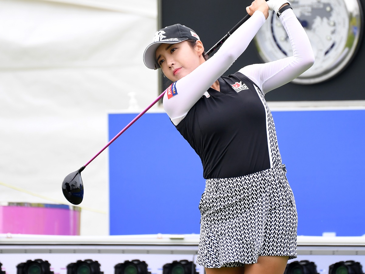 35歳に見えない…女子ゴルファーのイ・ボミ、新プロフ写真で見せた“美貌”に同僚からも絶賛続々【PHOTO】