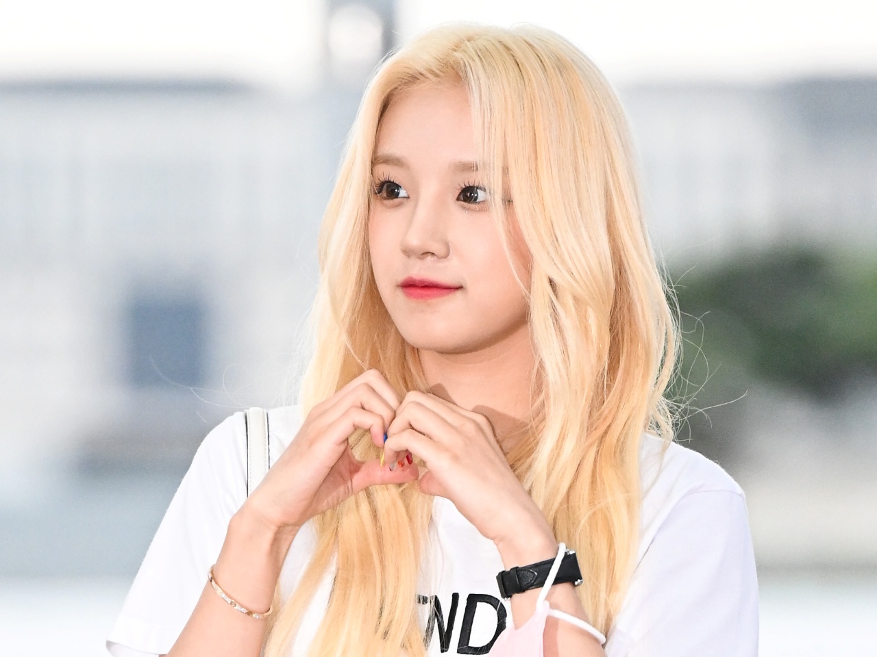 “美しい顔100人”にも選ばれた(G)I-DLE・ウギ、タイトワンピから“163cm・44kg”の華奢体型があらわに【PHOTO】