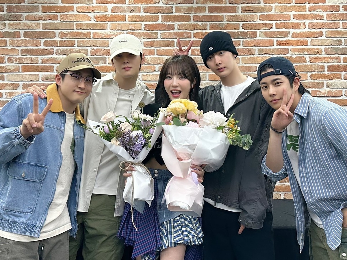 ASTROメンバー、ムンビンさん実妹所属のBilllie初ファンコンに駆け付ける！ムン・スアと記念写真も