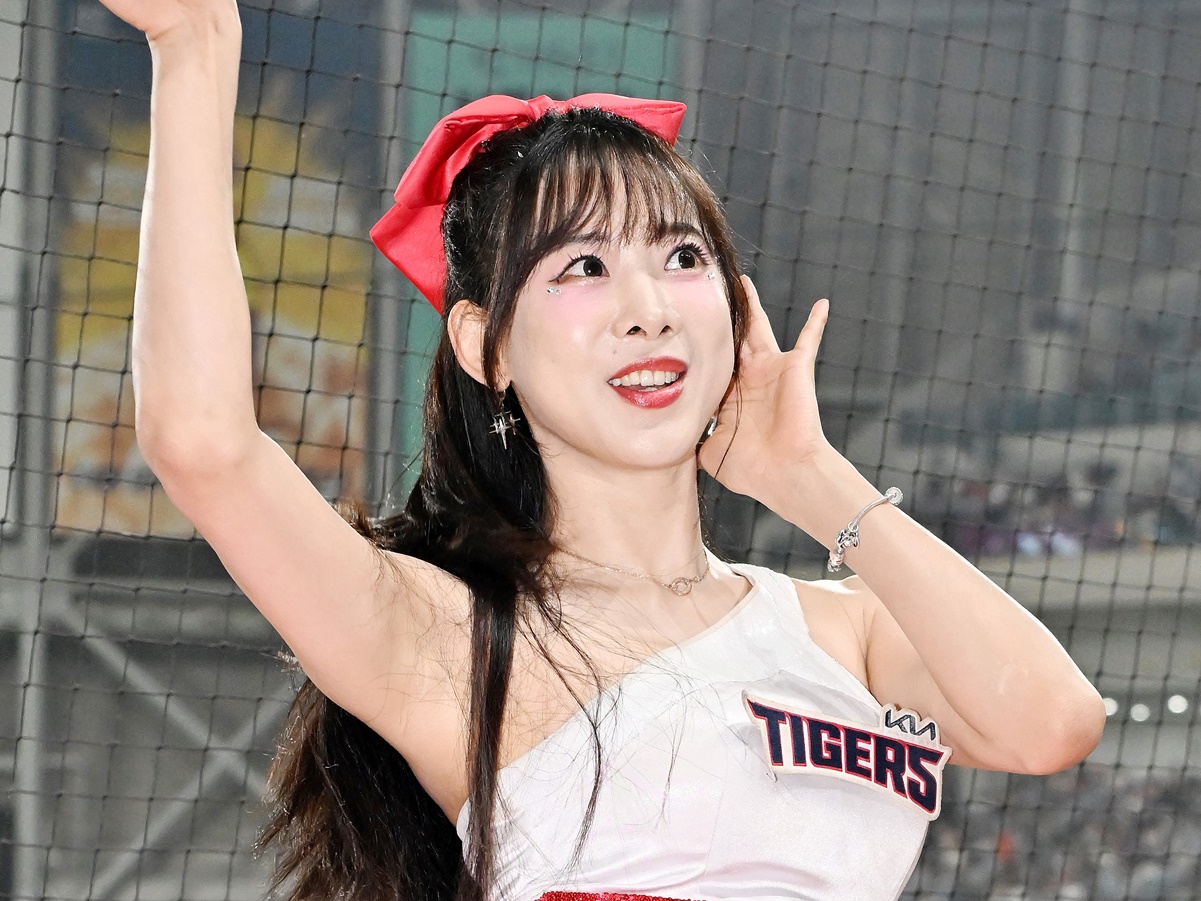 【写真】韓国プロ野球チアが“美女すぎるサトシ”に大変身！美脚丸見えコスに反響「最高の美女」