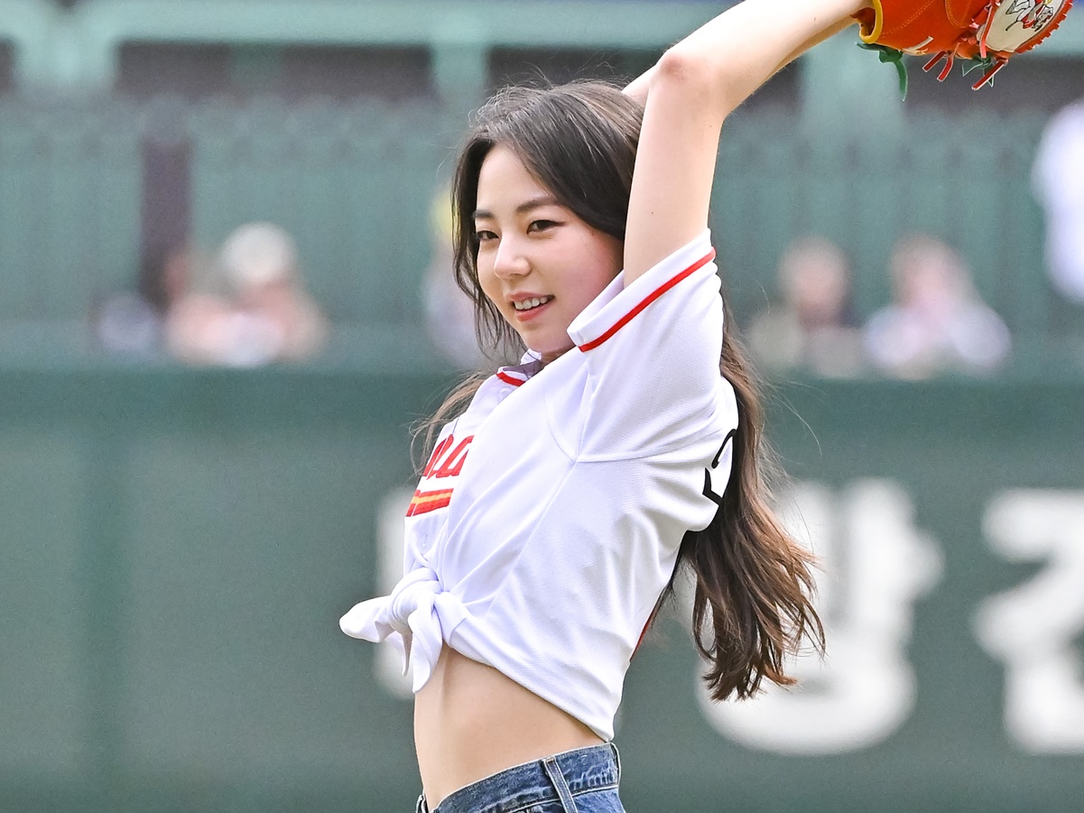 ボディスーツで寝そべりながら…韓国の元アイドル女優、美しいしなやかポージングでファンを圧倒【PHOTO】
