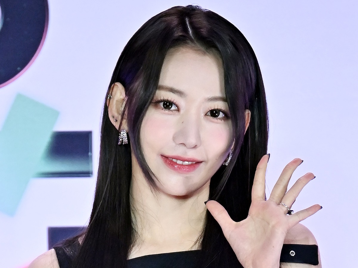 【写真】デジカメ持った平成ギャル!? LE SSERAFIM・宮脇咲良の編み物スキルが“職人レベル”と話題