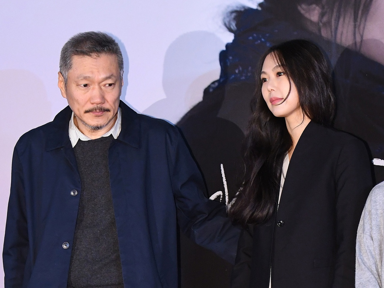 【写真】韓国映画界の“お騒がせ不倫”女優キム・ミニ＆ホン・サンス監督、韓国で堂々とデートを満喫