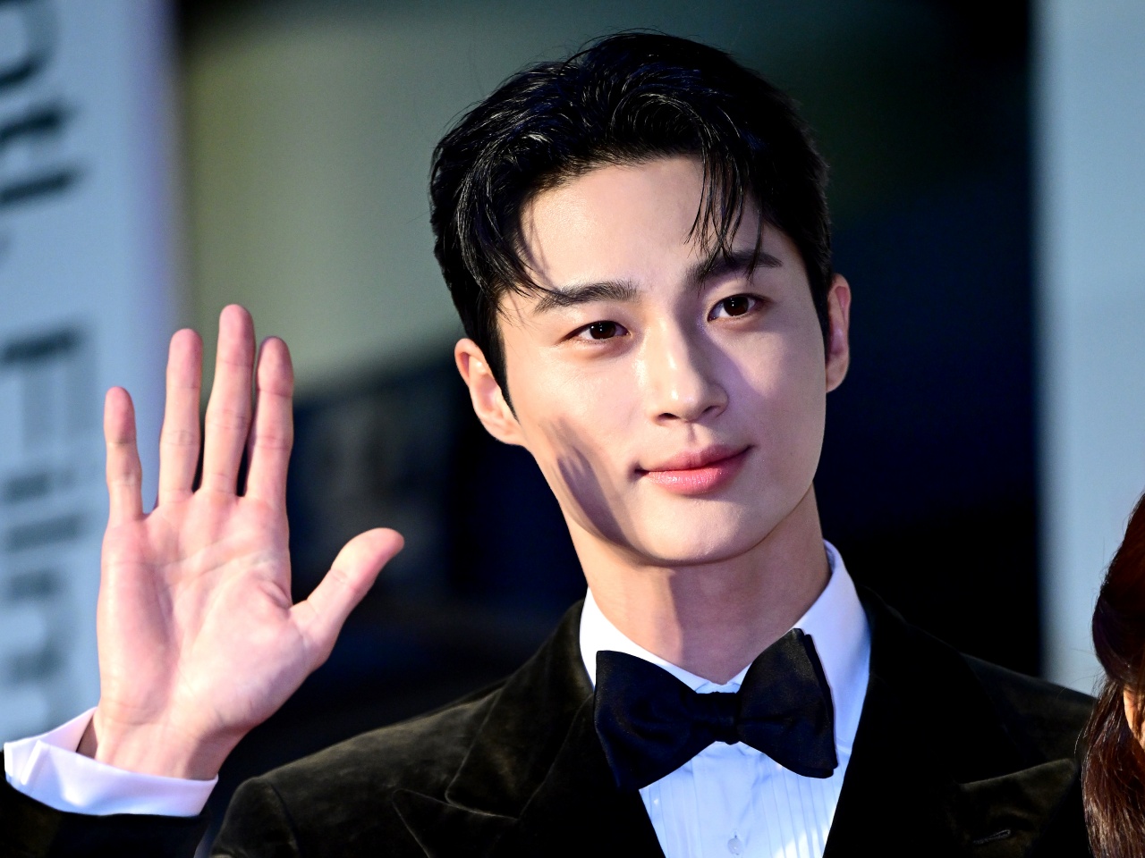 【写真】“ソンジェブーム”を巻き起こしている俳優ビョン・ウソク、血管浮き出るたくましい腕に注目！