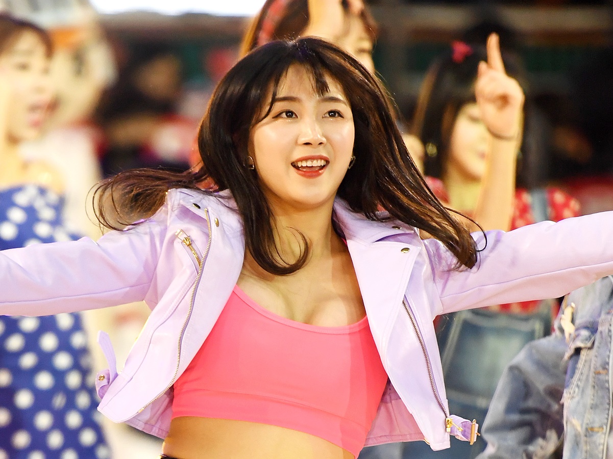 台湾プロ野球の韓国チア、首元ざっくりのVネックドレス姿に反響「魅力的です」「清純すぎ…」【PHOTO】