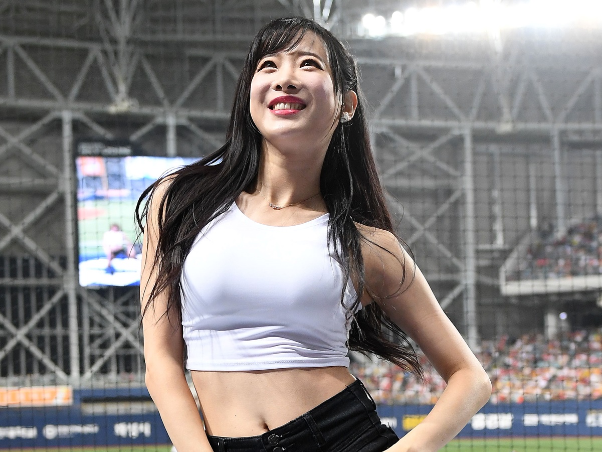 韓国プロ野球の人気チア、“露出多め”クロップドキャミ姿に反響「脚の長さ2mあるのでは？」【PHOTO】