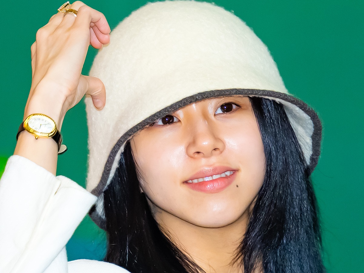 年上歌手と交際中のTWICE・チェヨン、腕のタトゥーあらわな“ぬいぐるみ抱っこSHOT”にファン絶賛【PHOTO】
