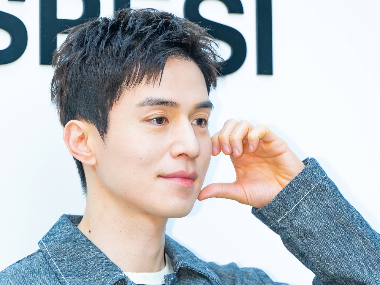 どんどん若返る…？『トッケビ』の“美しき死神”イ・ドンウク、イケおじから完全にお兄さんに！【PHOTO】