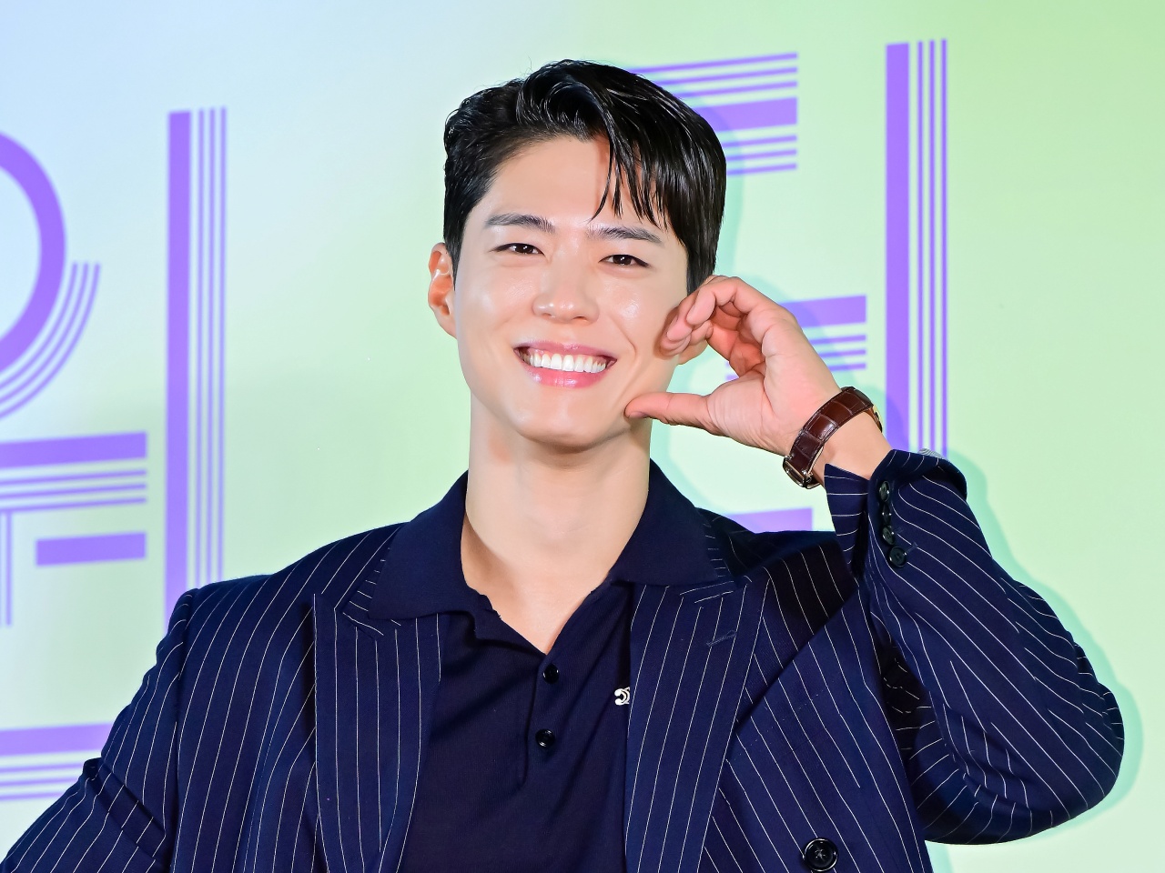 俳優パク・ボゴムが日本のファッション誌に！ビハインドカットで見せたダンディな表情「破壊力…」【PHOTO】