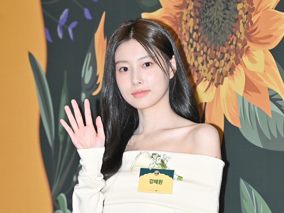 IZ*ONE出身カン・ヘウォン、美肌輝く肩出しSHOTに大反響！「眩しすぎ…」「ハートやられました」【PHOTO】