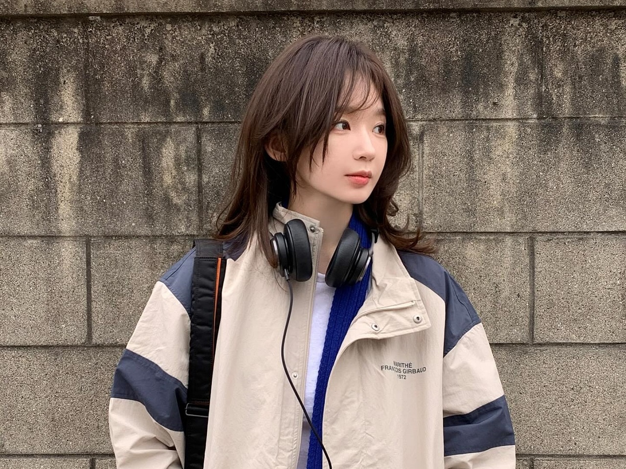 【写真】真っ白な“内もも”まで全開！超ミニワンピから無防備に覗く美しい「おみ足」、カン・ミンギョンが話題に